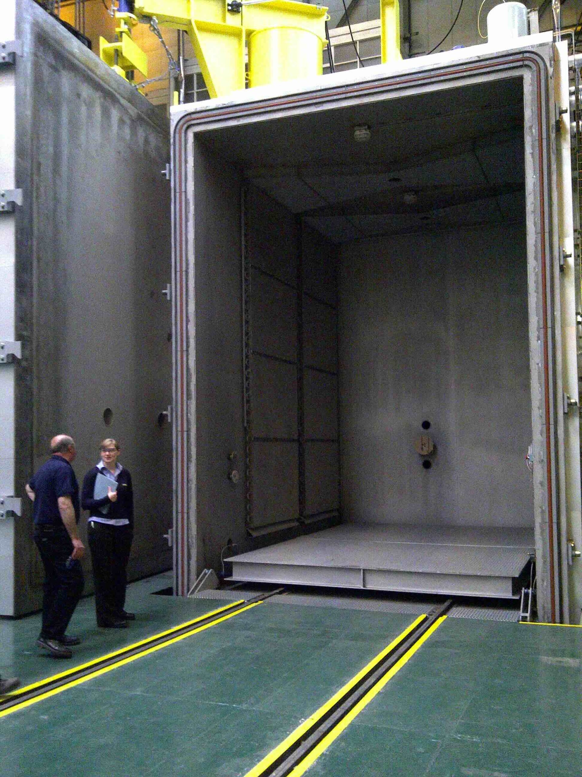 Photo d'une étuve spéciales de la gamme MVO (Maxei Vaccum Oven) pour le séchage sous vide (transformateurs et moteurs). Une réalisation d'Arras Maxei